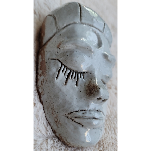 Red clay with white glaze pottery face - Picture 3 of 16